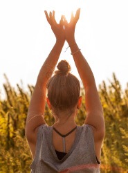 Dame doet yoga oefening in een hennep veld